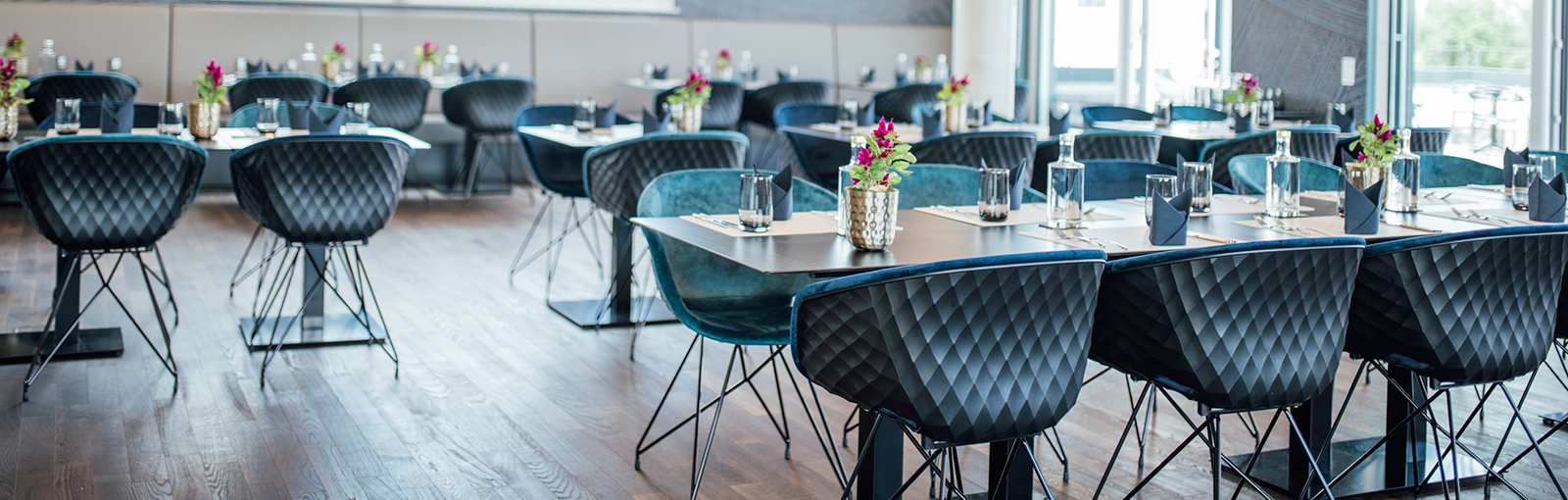 Festliche eingedeckte Tische im Restaurant des VEMA Konferenzzentrums Karlsruhe