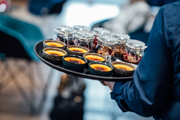 Galeriebild VEMA_1366.jpg Ein Tablett mit mehreren Crème brûlée und kleinen Gläsern mit eingelegtem Obst oder anderen Köstlichkeiten.