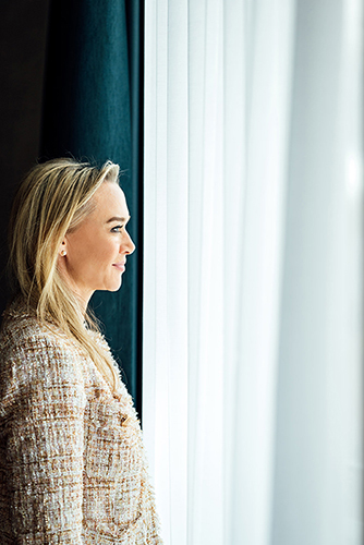 Galeriebild VEMA_1616.jpg Eine Person mit langen blonden Haaren schaut aus einem Fenster.