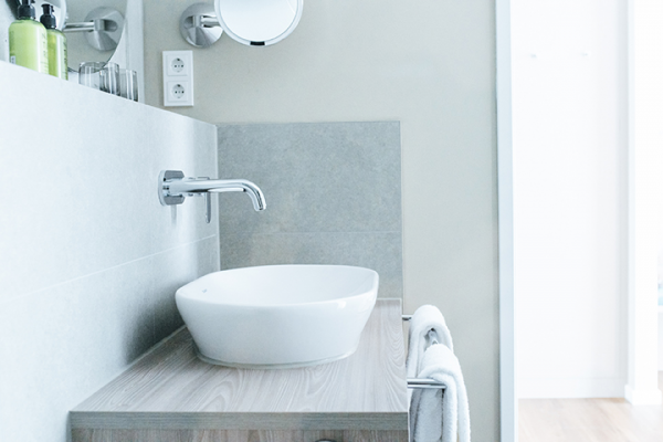 Galeriebild VEMA_3533.jpg Ein modernes Badezimmer mit einem weißen Waschbecken, einem Wasserhahn und einem Handtuchhalter.