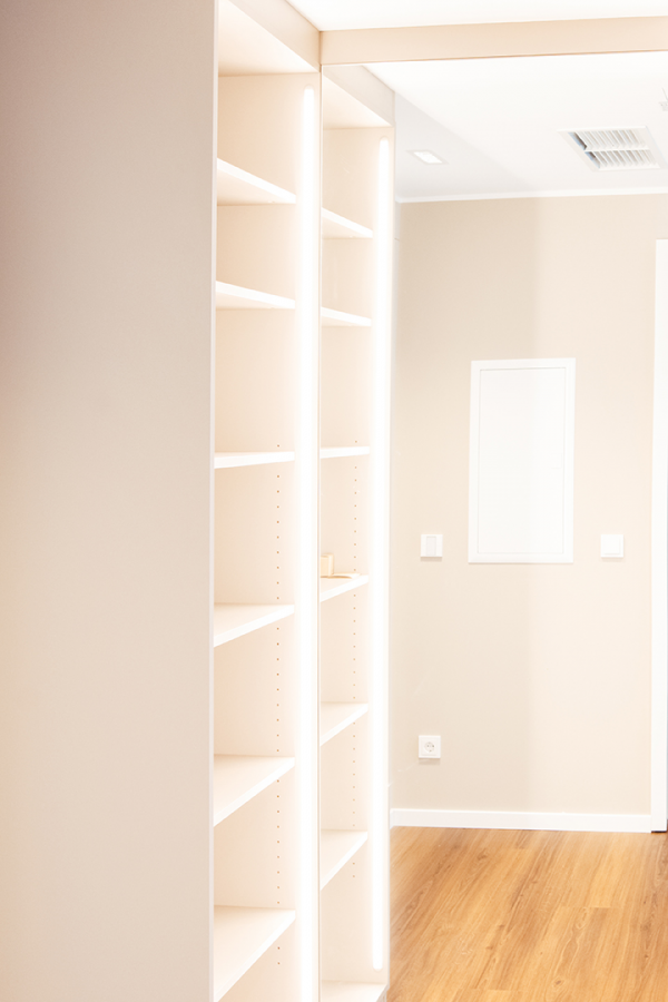 Galeriebild VEMA_3640.jpg Ein heller Raum mit einem Regal und einer leeren Wand.