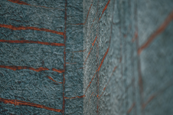 Galeriebild VEMA_3802.jpg Texturierte Wand mit blauer Oberfläche und roten Linien.