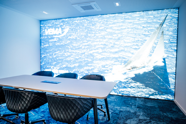 Galeriebild VEMA_4379.jpg Besprechungszimmer mit einem Tisch, Stühlen und einem großen Wandbild von einem Segelboot auf Wasser.