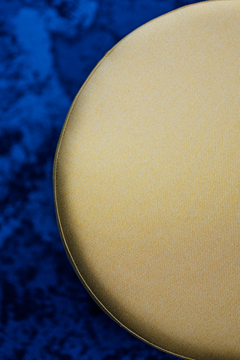 Galeriebild VEMA_4395.jpg Ein runder, gelber Polster auf einem blauen Untergrund.