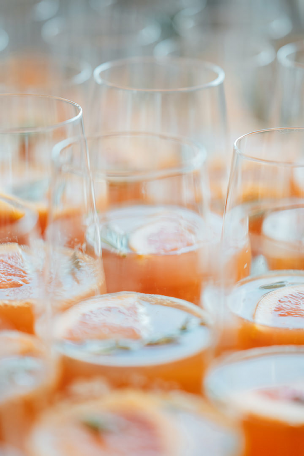 Galeriebild VEMA_4509.jpg Eine Nahaufnahme von Gläsern mit orangefarbenem Getränk und Orangenscheiben.