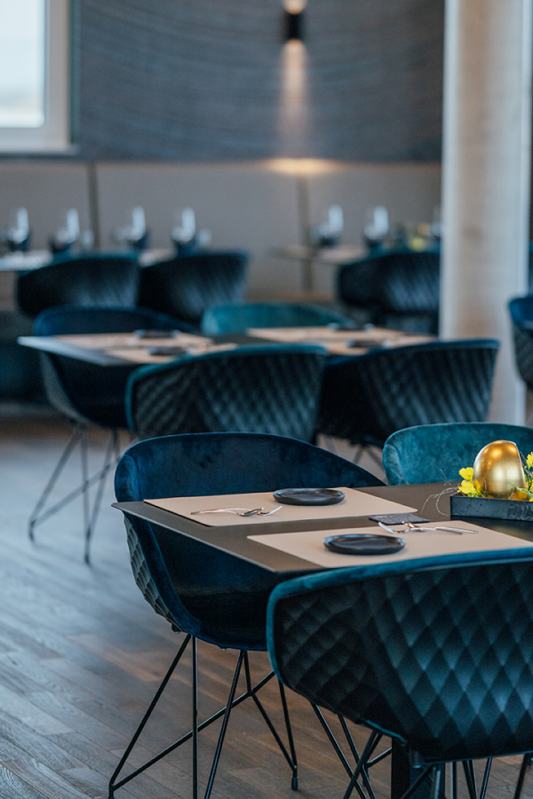 Galeriebild VEMA_5118.jpg Moderne Restaurantmit Plätze, dunklen Stühlen und gedeckten Tischen.