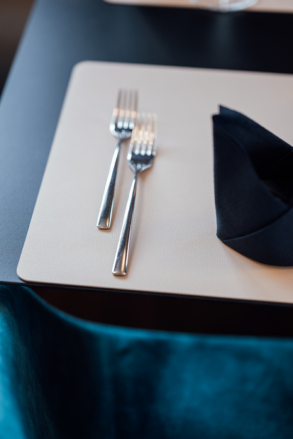 Galeriebild VEMA_5424.jpg Zwei Gabeln und eine schwarze Serviette auf einem Tisch.