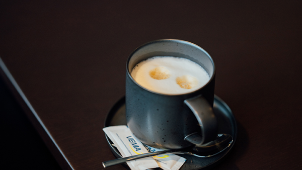 Galeriebild VEMA_6791.jpg Tasse Kaffee mit Schaum und Zucker, auf einem Unterteller.