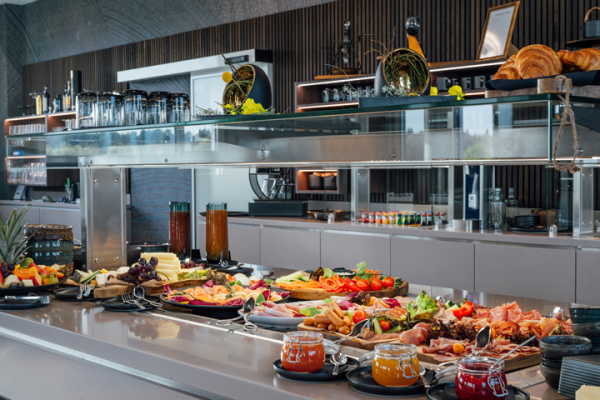 Galeriebild VEMA_8415.jpg Ein reichhaltiges Frühstücksbuffet mit frischem Obst, Gemüse, Aufschnitt, Käse, Croissants und verschiedenen Marmeladen.