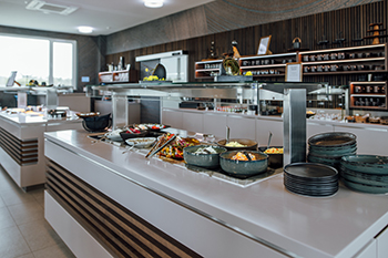 Galeriebild VEMA_8686.jpg Ein modernes Restaurantbuffet mit verschiedenen Gerichten und einer eleganten Präsentation.