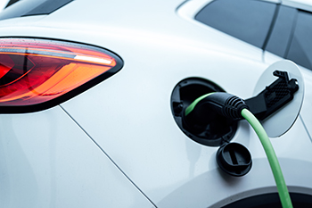 Galeriebild VEMA_8894.jpg Ein Elektroauto, das an einer Ladeanschlussdose aufgeladen wird.